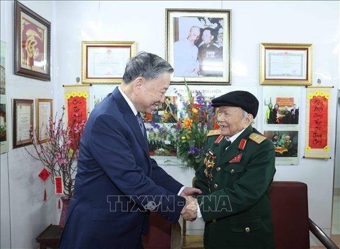 Tổng Bí thư Tô Lâm thăm hỏi, chúc Tết Thiếu tướng Huỳnh Đắc Hương. Ảnh: Thống Nhất/TTXVN
