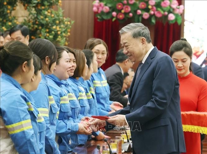 Tổng Bí thư Tô Lâm mừng tuổi cho người lao động. Ảnh: Thống Nhất/TTXVN