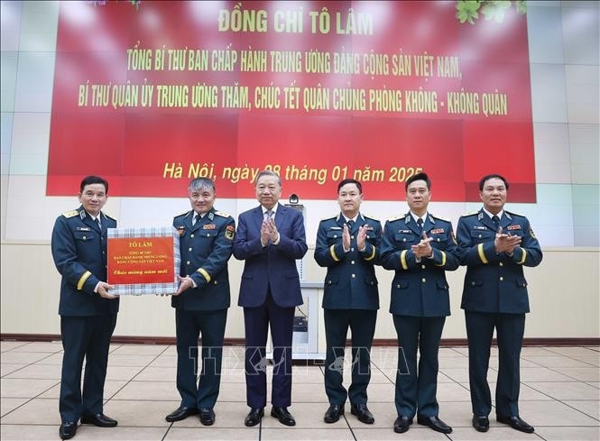 Tổng Bí thư Tô Lâm tặng quà Tết cho cán bộ, chiến sĩ Quân chủng Phòng không - Không quân (Bộ Quốc phòng). Ảnh: Thống Nhất/TTXVN
