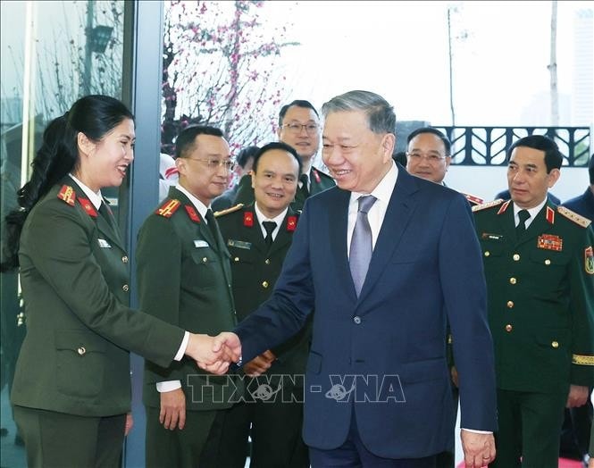 Tổng Bí thư Tô Lâm đến thăm, kiểm tra công tác ứng trực và chúc Tết tại Cục An ninh mạng và phòng chống tội phạm sử dụng công nghệ cao. Ảnh: Thống Nhất/TTXVN