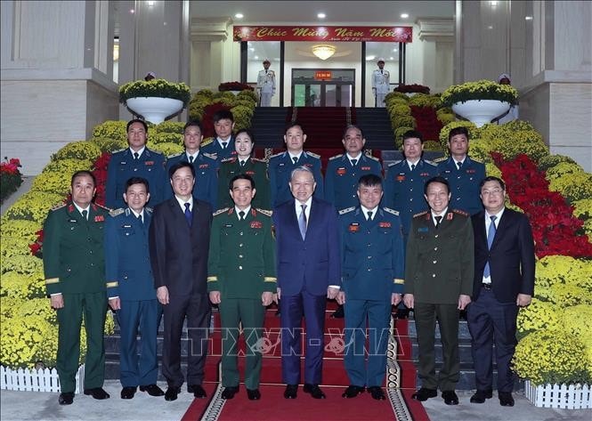Tổng Bí thư Tô Lâm và đại biểu chụp ảnh chung với lãnh đạo Quân chủng Phòng không - Không quân. Ảnh: Thống Nhất/TTXVN