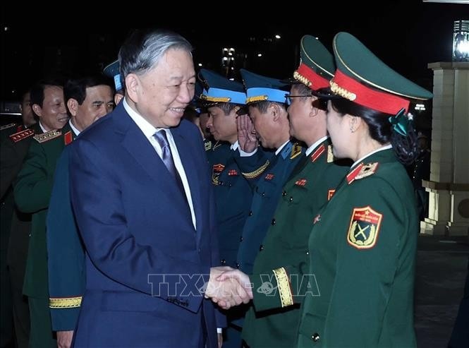Tổng Bí thư Tô Lâm với lãnh đạo Bộ Quốc phòng và Quân chủng Phòng không - Không quân. Ảnh: Thống Nhất/TTXVN