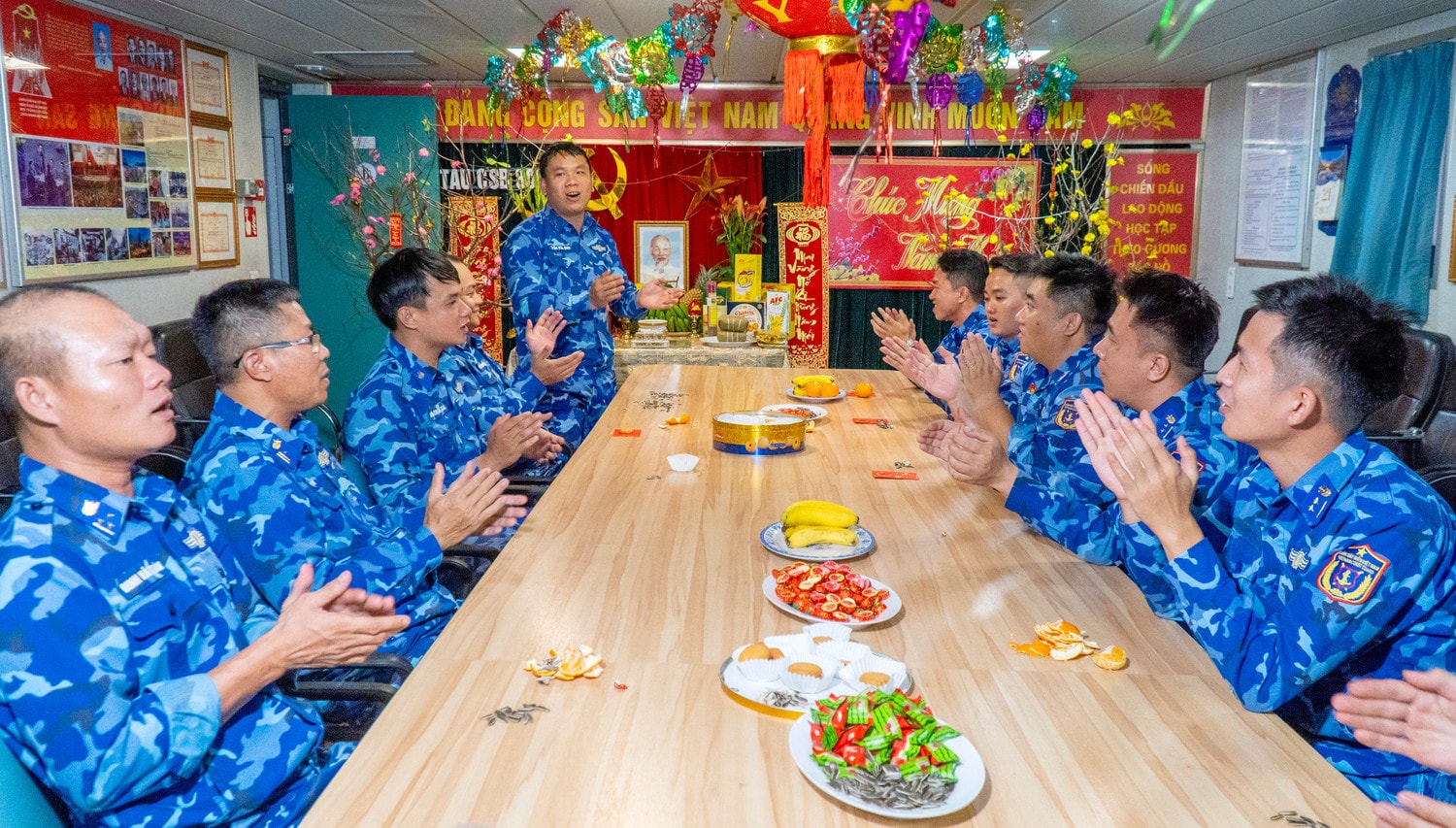 can-bo-chien-si-tau-csb-8001-to-chuc-don-giao-thua-khi-dang-lam-nhiem-vu-tren-bien.jpg