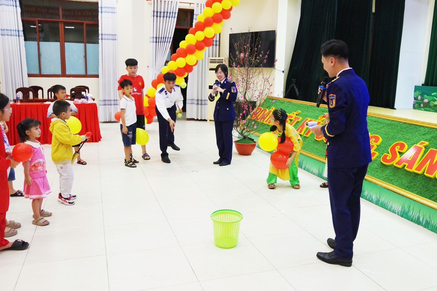 can-bo-chien-sy-tham-tro-choi-tai-dem-hai-hai-dan-chu.jpg