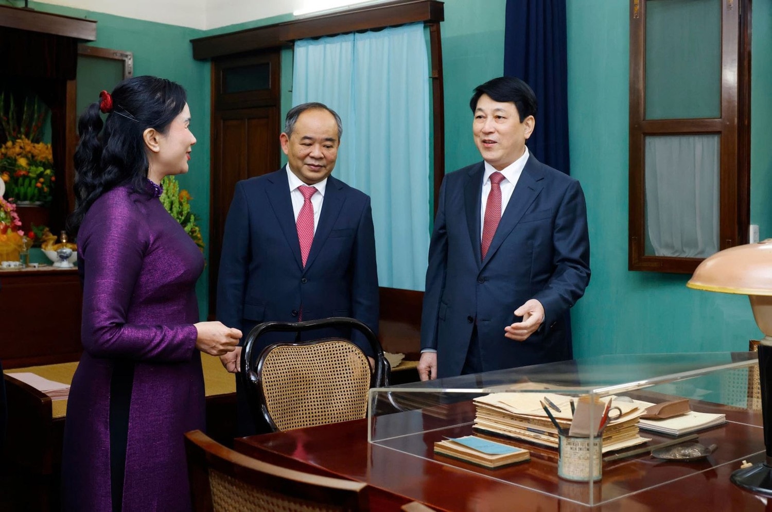 Chủ tịch nước Lương Cường tham quan những hiện vật tại Nhà 67, Khu di tích Chủ tịch Hồ Chí Minh trong Phủ Chủ tịch. Ảnh: Lâm Khánh/TTXVN