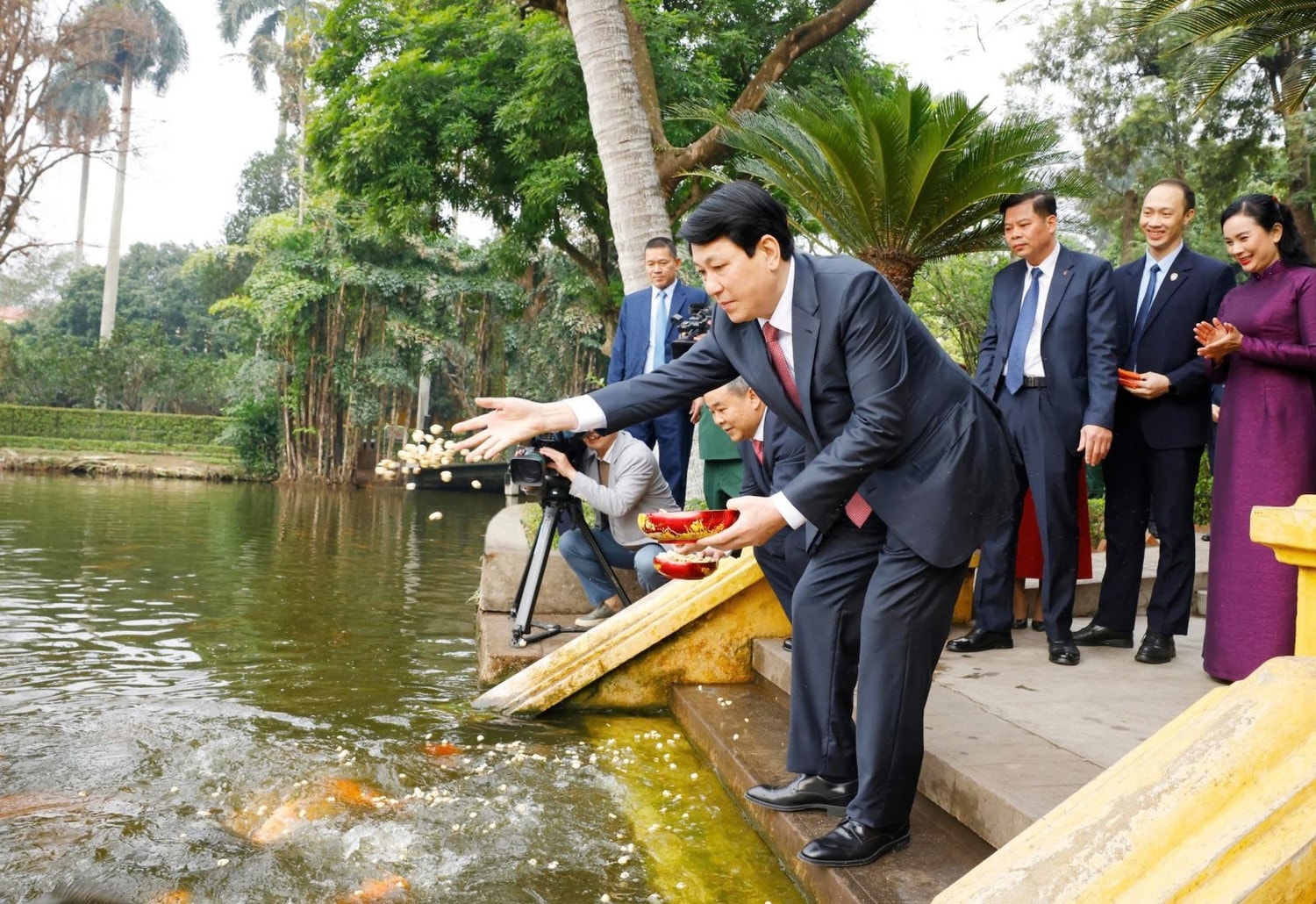 Chủ tịch nước Lương Cường cho cá ăn tại Ao cá Bác Hồ trong Khu di tích Chủ tịch Hồ Chí Minh tại Phủ Chủ tịch. Ảnh: Lâm Khánh//TTXVN