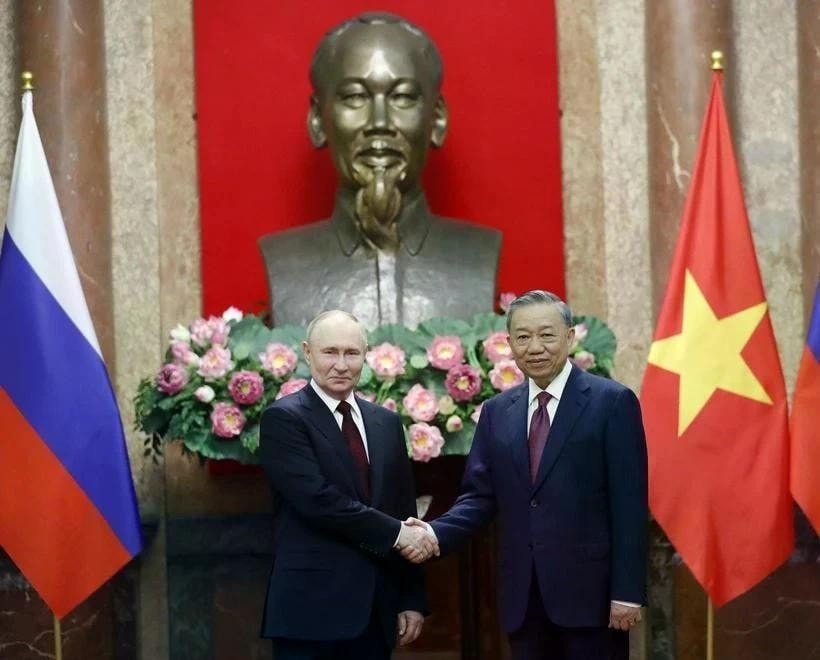 Party General Secretary To Lam (R) poses for a photo with Russian President Vladimir Putin (Photo: VNA) img-6808.jpg