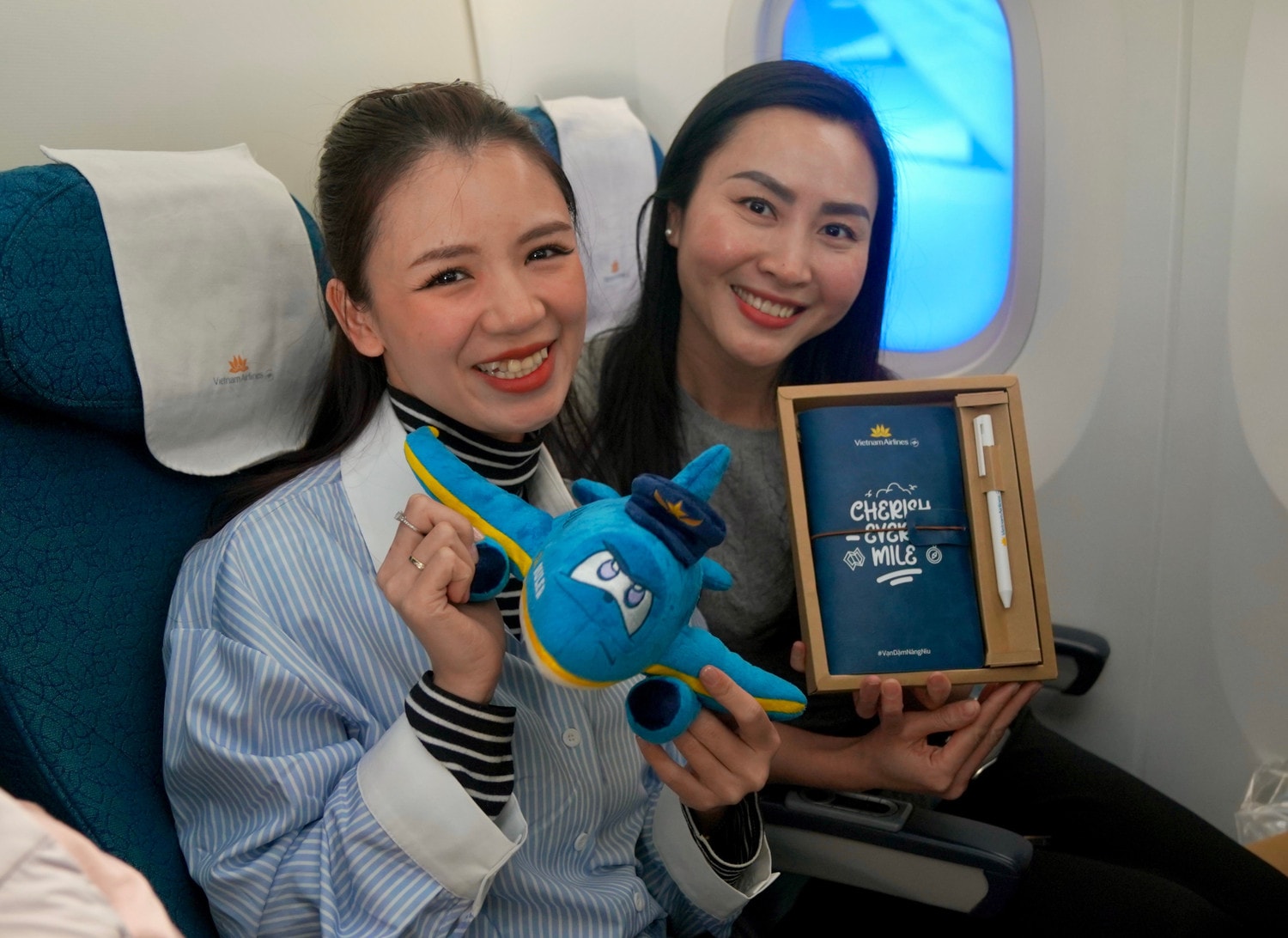 anh-61-vietnam-airlines-cung-danh-tang-hanh-khach-nhung-mon-qua-y-nghia-nhu-so-tay-va-mascot-cua-hang-anh-vna.jpg