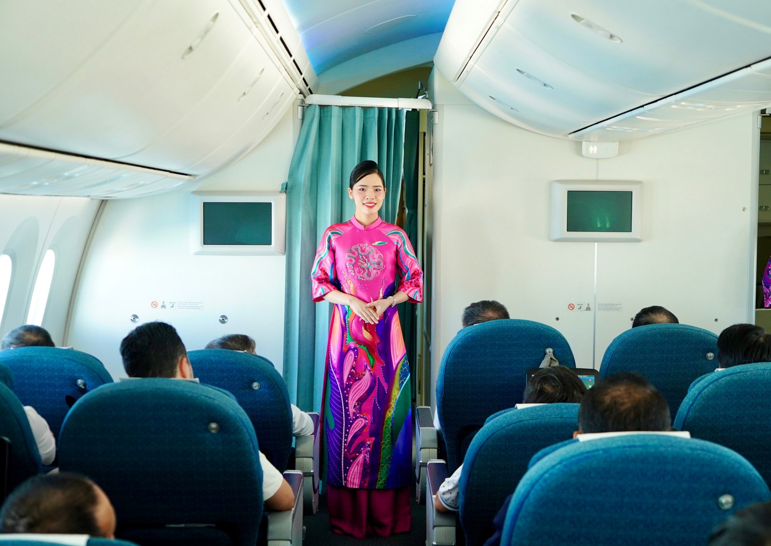 anh-3-tren-cac-chuyen-bay-tet-de-tao-them-khong-khi-tuoi-moi-nhung-ta-ao-dai-truyen-thong-cua-nha-thiet-ke-la-sen-vu-se-duoc-cac-tiep-vien-su-dung-va-trinh-dien-anh-vna.jpg