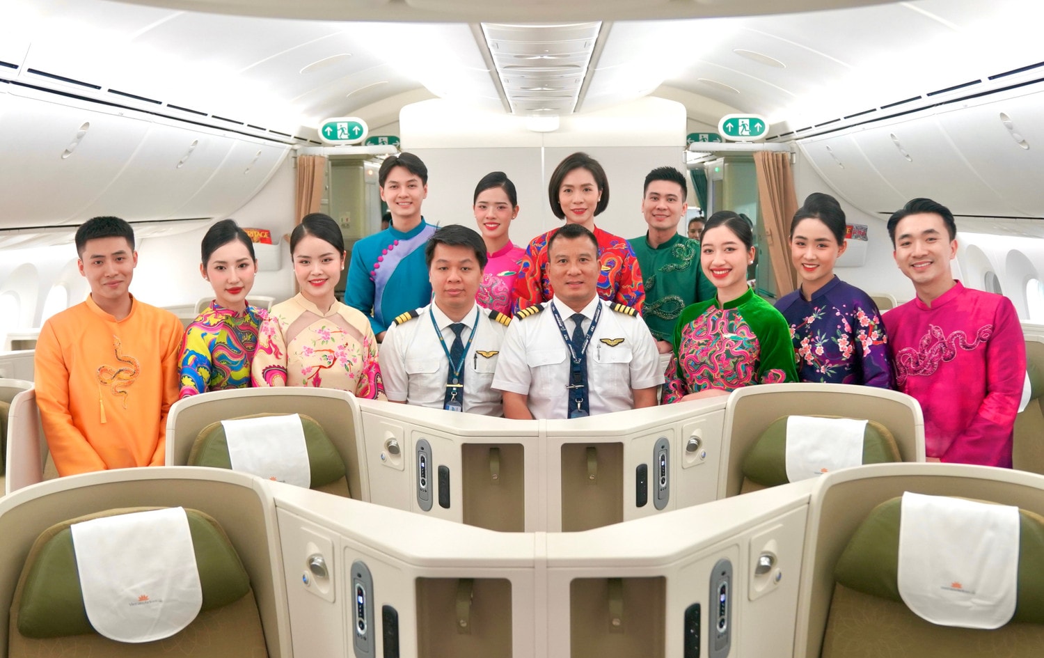 anh-4-dac-biet-toan-bo-phi-hanh-doan-bao-gom-phi-cong-va-tiep-vien-deu-la-nhung-nguoi-tuoi-ty-voi-mong-muon-mang-den-nhung-dieu-tot-dep-nhat-cho-hanh-khach-trong-nam-moi-anh-vna.jpg