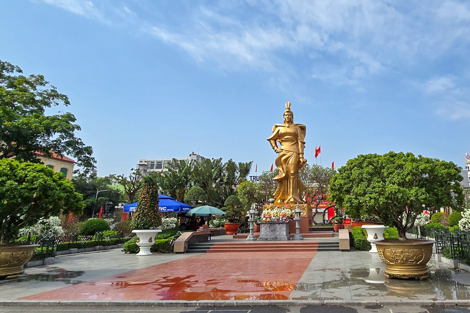 Bảo đảm an toàn phòng chống cháy nổ tại các cơ sở thờ tự; không để xảy ra các hoạt động mê tín dị đoan, trục lợi về tâm linh tại các cơ sở tín ngưỡng, cơ sở tôn giáo. Ảnh: Cẩm Nhung