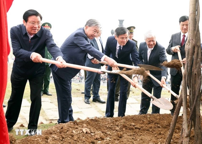 Tổng Bí thư Tô Lâm và đoàn công tác Trung ương dự Lễ phát động “Tết trồng cây đời đời nhớ ơn Bác Hồ” Xuân Ất Tỵ 2025. Ảnh: Thống Nhất/TTXVN