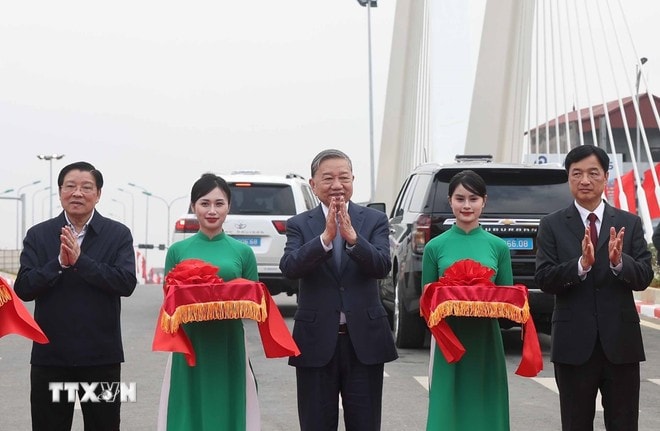 Tổng Bí thư Tô Lâm và đoàn công tác Trung ương thực hiện nghi thức khánh thành tuyến đường Lê Duẩn và cầu sông Vân, thành phố Hoa Lư, Ninh Bình. Ảnh: Thống Nhất/TTXVN