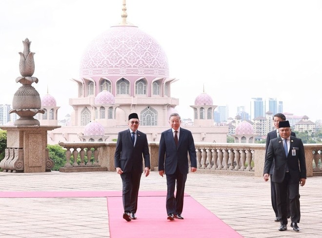 Party General Secretary To Lam is welcomed by Malaysian Prime Minister Anwar Ibrahim during the former’s three-day official visit to Malaysia on November 21-23, 2024. (Photo: VNA) Party General Secretary To Lam is welcomed by Malaysian Prime Minister Anwar Ibrahim during the former’s three-day official visit to Malaysia on November 21-23, 2024. (Photo: VNA)