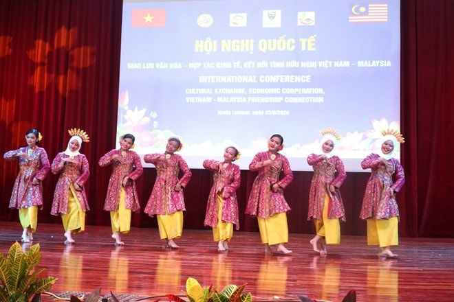 The Tarian Zapin traditional dance of Malaysia at an international conference on cultural exchange, economic cooperation, and friendship connection between Vietnam and Malaysia on August 23, 2024. (Photo: VNA) The Tarian Zapin traditional dance of Malaysia at an international conference on cultural exchange, economic cooperation, and friendship connection between Vietnam and Malaysia on August 23, 2024. (Photo: VNA)