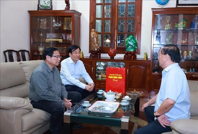 Thủ tướng Phạm Minh Chính thăm gia đình cố Thủ tướng Phan Văn Khải. Ảnh: Dương Giang/TTXVN
