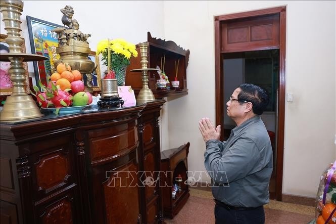 Thủ tướng Phạm Minh Chính dâng hương tưởng nhớ cố Thủ tướng Phan Văn Khải. Ảnh: Dương Giang/TTXVN