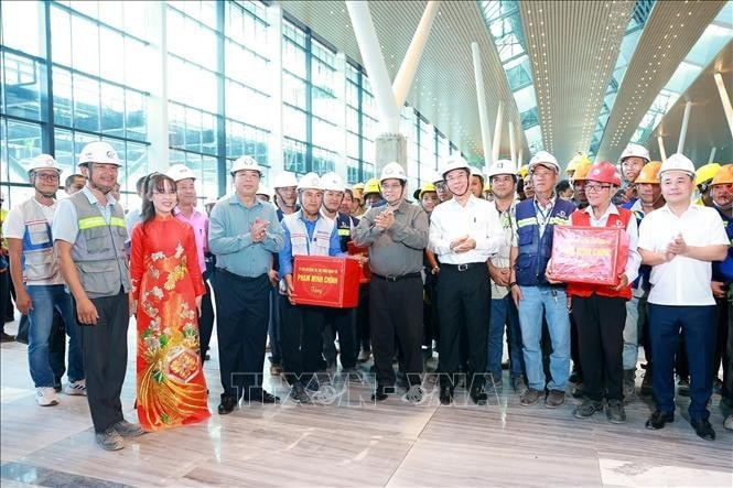 Thủ tướng Phạm Minh Chính chúc Tết các đơn vị thi công dự án xây dựng Nhà ga hành khách T3 - Cảng hàng không quốc tế Tân Sơn Nhất. Ảnh: Dương Giang/TTXVN