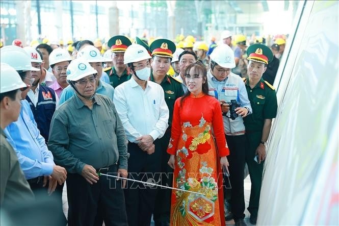 Thủ tướng Phạm Minh Chính kiểm tra, nghe báo cáo tiến độ thi công dự án xây dựng Nhà ga hành khách T3 - Cảng hàng không quốc tế Tân Sơn Nhất. Ảnh: Dương Giang/TTXVN
