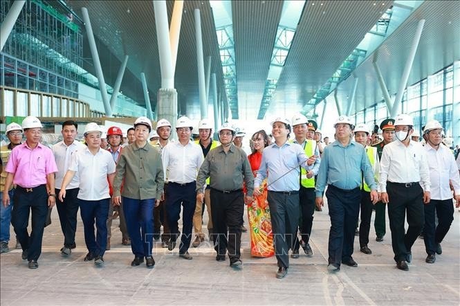 Thủ tướng Phạm Minh Chính kiểm tra tiến độ thi công dự án xây dựng Nhà ga hành khách T3 - Cảng hàng không quốc tế Tân Sơn Nhất. Ảnh: Dương Giang/TTXVN