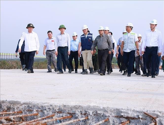 Thủ tướng Phạm Minh Chính kiểm tra thi công dự án đường Vành đai 3 TP Hồ Chí Minh đoạn Tân Vạn - Nhơn Trạch. Ảnh: Dương Giang/TTXVN