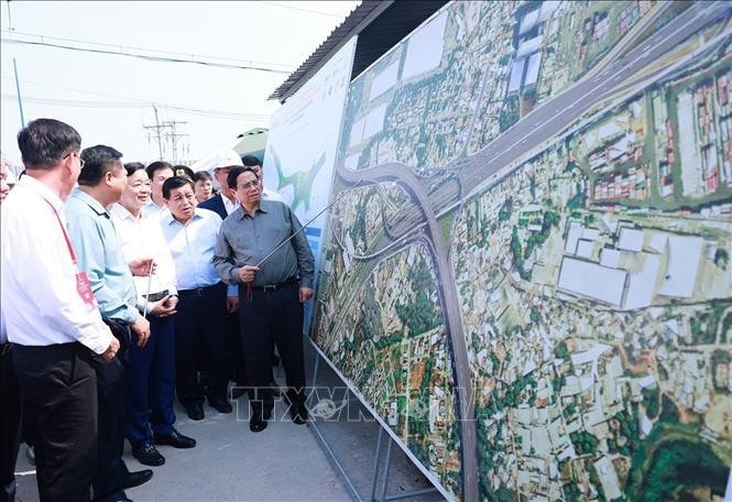 Thủ tướng Phạm Minh Chính kiểm tra thi công nút giao Tân Vạn của dự án đường Vành đai 3 Thành phố Hồ Chí Minh đoạn qua tỉnh Bình Dương. Ảnh: Dương Giang/TTXVN
