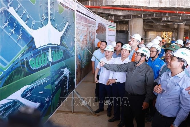 Thủ tướng Phạm Minh Chính kiểm tra, nghe báo cáo tiến độ thi công dự án Cảng hàng không quốc tế Long Thành. Ảnh: Dương Giang/TTXVN