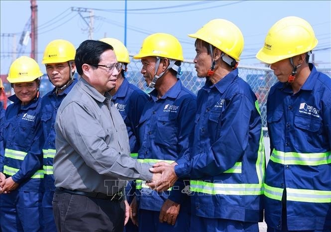 Thủ tướng Phạm Minh Chính với công nhân thi công nút giao Tân Vạn đoạn qua tỉnh Bình Dương. Ảnh: Dương Giang/TTXVN