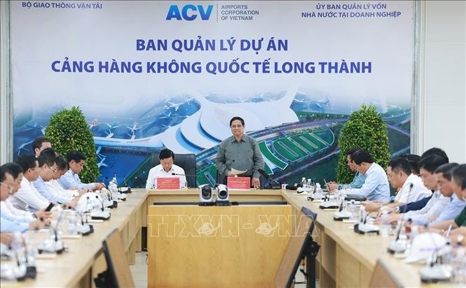 Thủ tướng Phạm Minh Chính làm việc với chủ đầu tư, nhà thầu và các đơn vị thi công dự án Cảng hàng không quốc tế Long Thành. Ảnh: Dương Giang/TTXVN