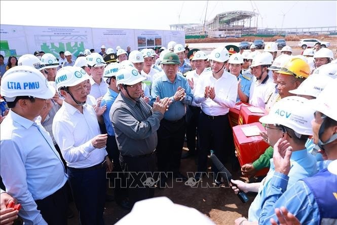 Thủ tướng Phạm Minh Chính chúc Tết kỹ sư, công nhân thi công sân bay Long Thành. Ảnh: Dương Giang/TTXVN