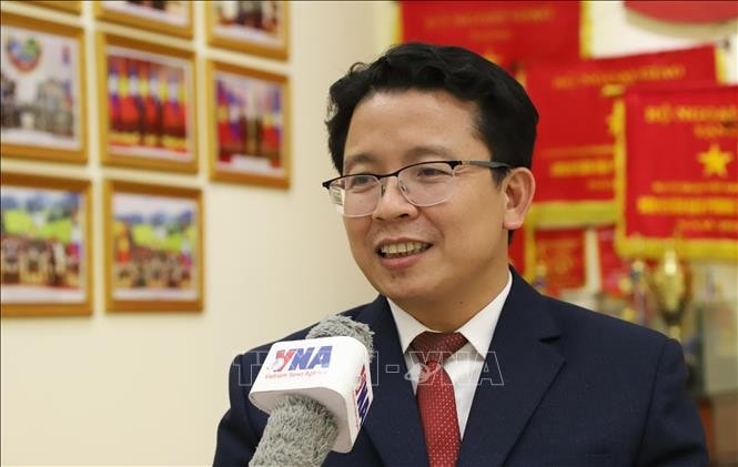TS. Daosavan Kheuamixay, Phó Giám đốc Học viện Chính trị-hành chính quốc gia Lào, trả lời phỏng vấn. Ảnh: Xuân Tú/PV TTXVN tại Lào