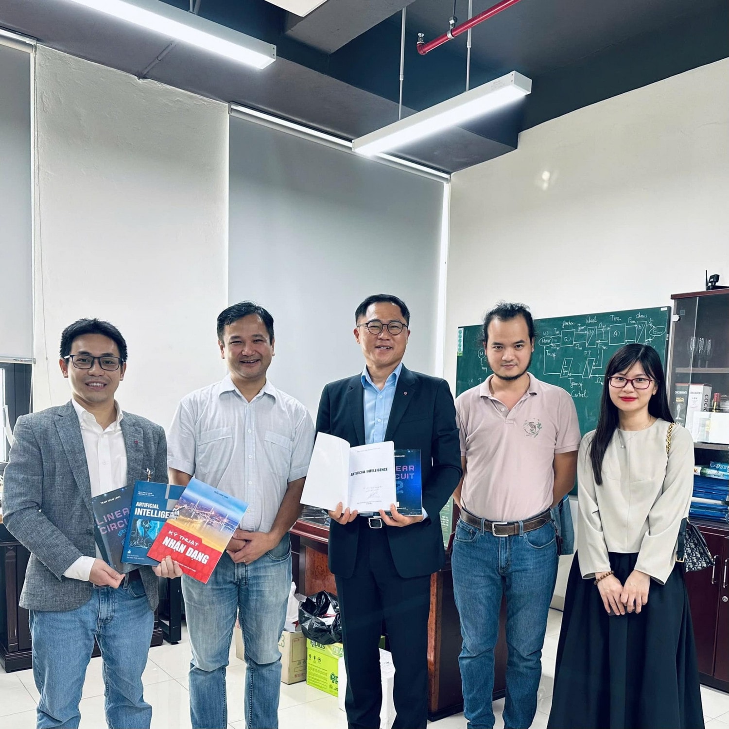 GS. Trần Hoài Linh (thứ hai, từ trái sang) cùng các đồng nghiệp và đối tác