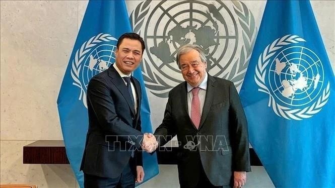 Ambassador Dang Hoang Giang (L) and UN Secretary-General António Guterres (Photo: VNA) img-3856.jpg