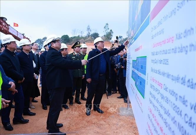 Thủ tướng Phạm Minh Chính kiểm tra dự án tuyến đường cao tốc cửa khẩu Hữu Nghị - Chi Lăng. Ảnh: Dương Giang/TTXVN