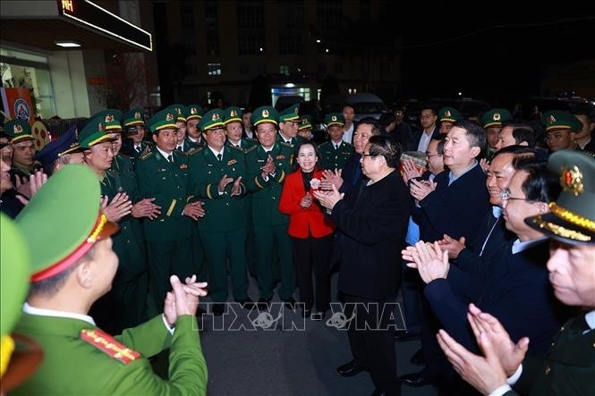 Thủ tướng Phạm Minh Chính chúc Tết và giao nhiệm vụ cho cán bộ lực lượng liên ngành đang làm nhiệm vụ tại cửa khẩu Tân Thanh, tỉnh Lạng Sơn. Ảnh: Dương Giang/TTXVN