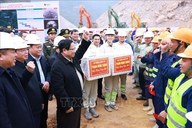 Thủ tướng Phạm Minh Chính và các đơn vị thi công thể hiện quyết tâm hoàn thành đúng tiến độ dự án cao tốc Đồng Đăng - Trà Lĩnh. Ảnh: Dương Giang/TTXVN