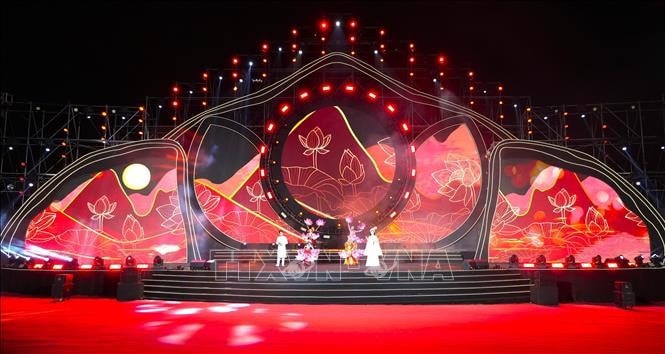 Sân khấu lễ hội năm nay được cách tân độc đáo với cảm hứng từ hình tượng “Hoa ngự cao sơn” (hoa nở trên núi cao).