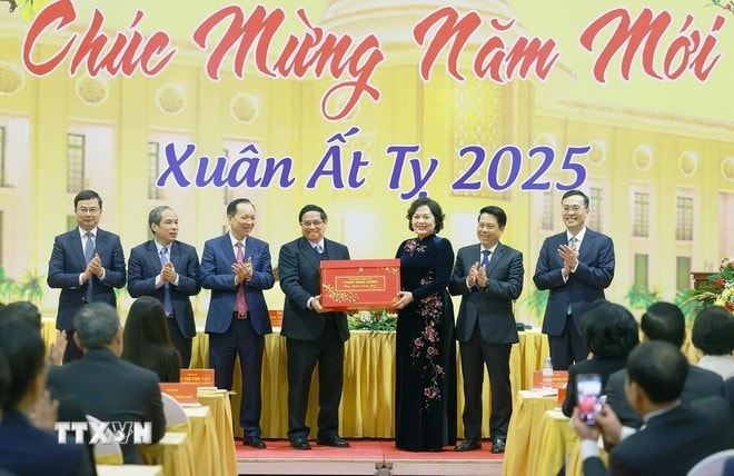 Thủ tướng Phạm Minh Chính chúc mừng năm mới ngành Ngân hàng. Ảnh: Dương Giang/TTXVN