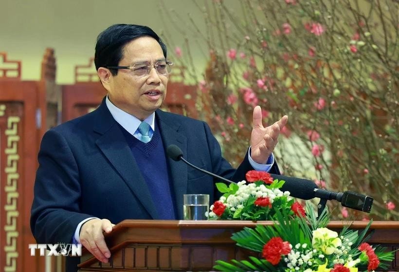 Thủ tướng Phạm Minh Chính chúc mừng năm mới ngành ngân hàng. Ảnh: Dương Giang/TTXVN