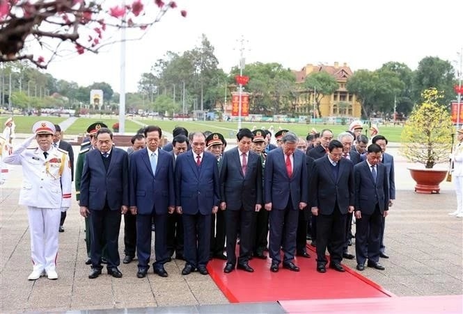 Incumbent and former leaders of the Party, State, National Assembly, Government, and VFF Central Committee pay tribute to President Ho Chi Minh at the late leader's mausoleum in Hanoi on the 95th founding anniversary of the Communist Party of Vietnam (CPV) on February 3. (Photo: VNA) 82dca75a-36eb-4c43-845f-5e6fca3fb0bc.jpg