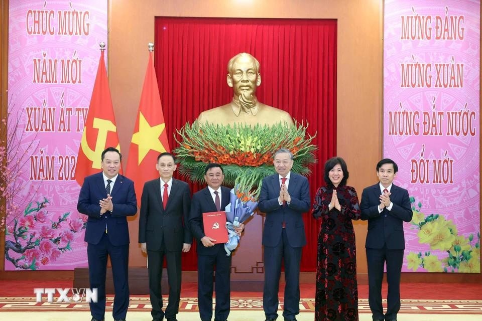Tổng Bí thư Tô Lâm trao Quyết định thành lập Đảng bộ, tổ chức bộ máy, chức năng nhiệm vụ và chỉ định Bí thư, các Phó Bí thư Đảng uỷ các cơ quan Đảng Trung ương nhiệm kỳ 2020-2025. Ảnh: Thống Nhất/TTXVN