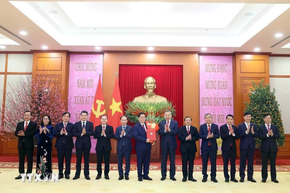 Tổng Bí thư Tô Lâm trao Quyết định về hợp nhất Ban Tuyên giáo Trung ương và Ban Dân vận Trung ương cùng chức năng, nhiệm vụ, tổ chức bộ máy, phân công, bổ nhiệm Trưởng ban và các phó Trưởng Ban Tuyên giáo và Dân vận Trung ương. Ảnh: Thống Nhất/TTXVN