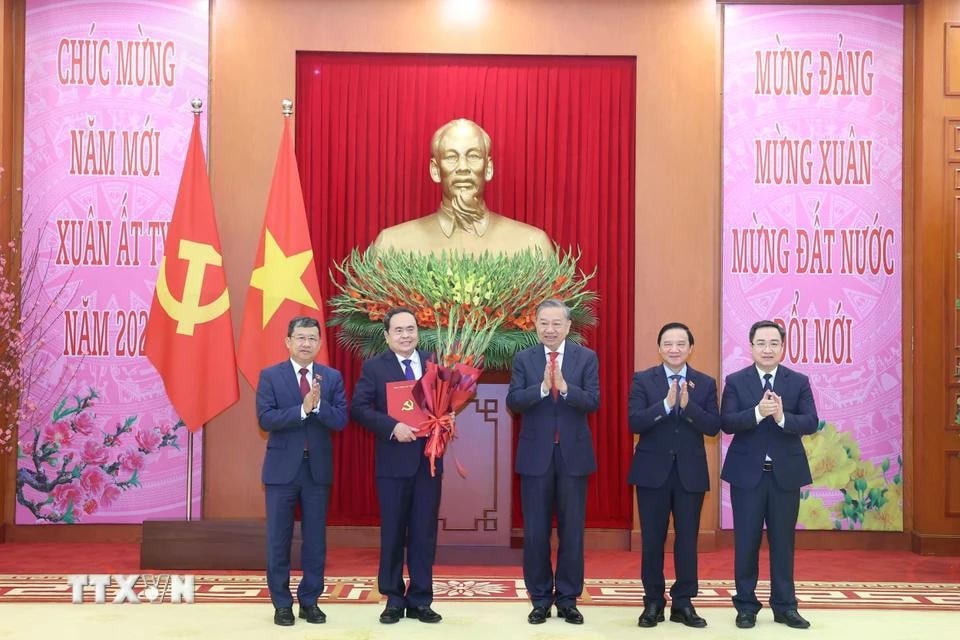Tổng Bí thư Tô Lâm trao Quyết định thành lập Đảng bộ, tổ chức bộ máy, chức năng nhiệm vụ và chỉ định Bí thư, các Phó Bí thư Đảng uỷ Quốc hội nhiệm kỳ 2020-2025. Ảnh: Thống Nhất/TTXVN