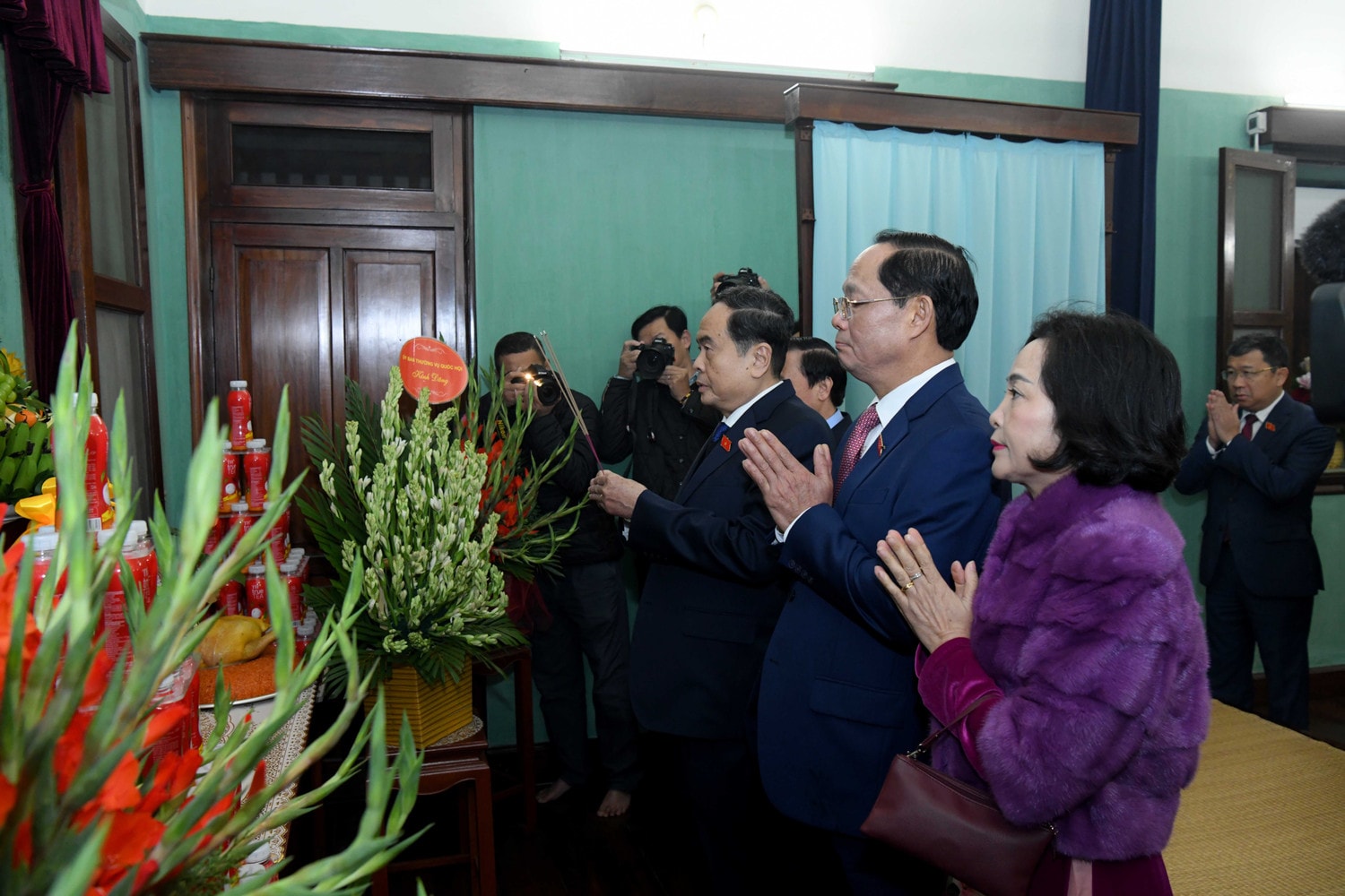 NA Chairman Tran Thanh Man (third from right) offers incense in commemoration of late President Ho Chi Minh at House 67 inside the Presidential Palace complex in Hanoi on February 3. (Photo: Lam Hien) dsc-8626.jpg