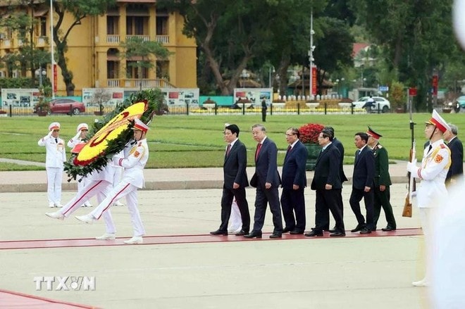 Incumbent and former leaders of the Party, State, National Assembly, Government, and VFF Central Committee pay tribute to President Ho Chi Minh at the late leader's mausoleum in Hanoi on the 95th founding anniversary of the Communist Party of Vietnam (CPV) on February 3. (Photo: VNA) Incumbent and former leaders of the Party, State, National Assembly, Government, and VFF Central Committee pay tribute to President Ho Chi Minh at the late leader's mausoleum in Hanoi on the 95th founding anniversary of the Communist Party of Vietnam (CPV) on February 3. (Photo: VNA)