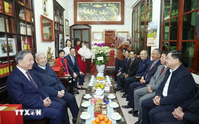 Tổng Bí thư Tô Lâm thăm Trung tướng Đặng Quân Thụy. Ảnh: Thống Nhất/TTXVN