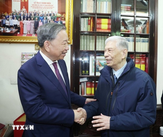 Tổng Bí thư Tô Lâm thăm Trung tướng Đặng Quân Thụy. Ảnh: Thống Nhất/TTXVN