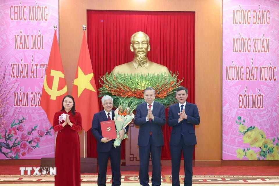 Tổng Bí thư Tô Lâm trao Quyết định về thành lập Đảng bộ, tổ chức bộ máy, chức năng nhiệm vụ và chỉ định Bí thư, các Phó Bí thư Đảng uỷ Mặt trận Tổ quốc Việt Nam, các đoàn thể Trung ương nhiệm kỳ 2020-2025. Ảnh: Thống Nhất/TTXVN