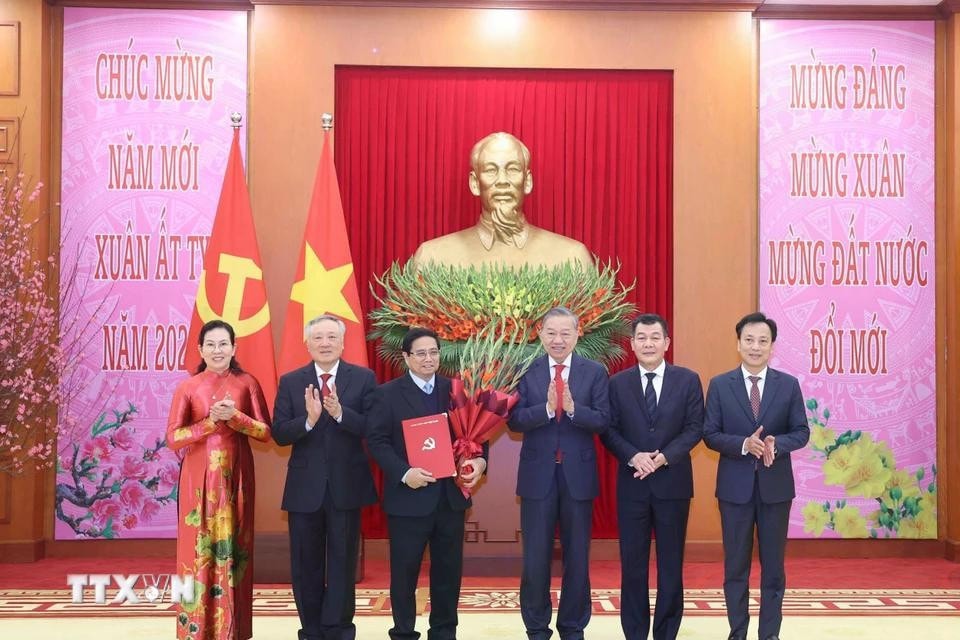 Tổng Bí thư Tô Lâm trao Quyết định thành lập Đảng bộ, tổ chức bộ máy, chức năng nhiệm vụ và chỉ định Bí thư, các Phó Bí thư Đảng ủy Chính phủ nhiệm kỳ 2020-2025. Ảnh: Thống Nhất/TTXVN