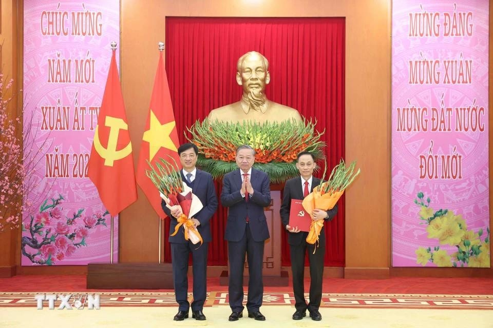 Tổng Bí thư Tô Lâm chúc mừng đồng chí Nguyễn Duy Ngọc hoàn thành xuất sắc cương vị Chánh Văn phòng Trung ương Đảng, được bầu giữ chức Ủy viên Bộ Chính trị và Chủ nhiệm Ủy ban Kiểm tra Trung ương; trao Quyết định về chức năng, nhiệm vụ, tổ chức bộ máy của Văn phòng Trung ương Đảng và chúc mừng đồng chí Lê Hoài Trung, Bí thư Trung ương Đảng được bổ nhiệm giữ chức Chánh văn phòng Trung ương Đảng. Ảnh: Thống Nhất/TTXVN